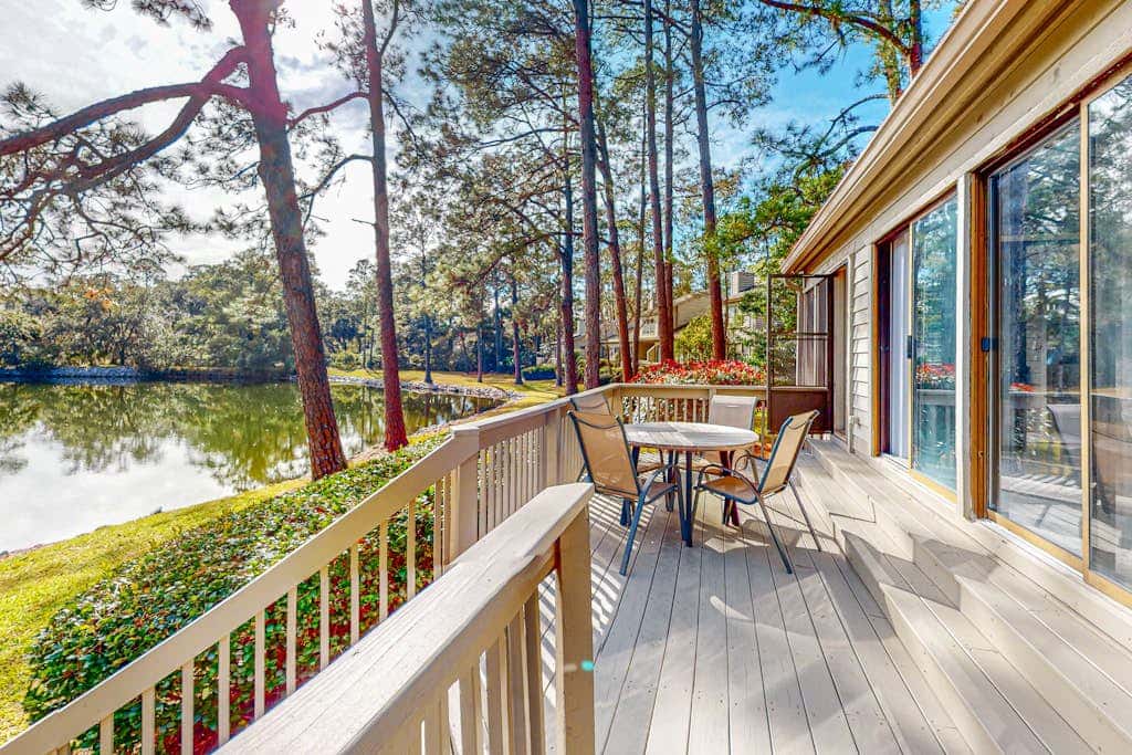 Peaceful villa with large deck and lagoon views, close to Harbour Town