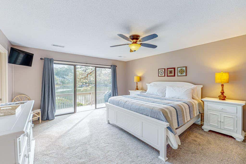 Peaceful villa with large deck and lagoon views, close to Harbour Town