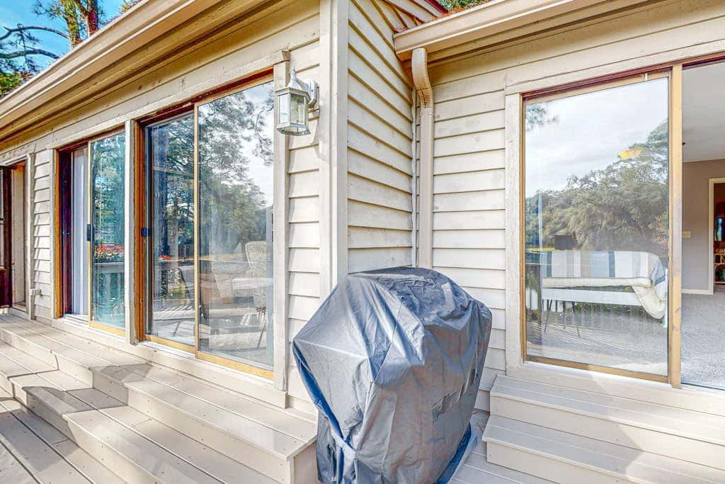 Peaceful villa with large deck and lagoon views, close to Harbour Town
