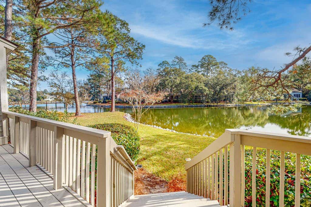 Peaceful villa with large deck and lagoon views, close to Harbour Town