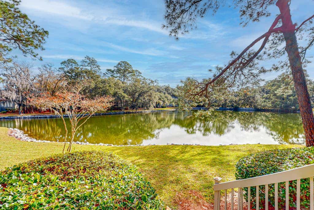 Peaceful villa with large deck and lagoon views, close to Harbour Town