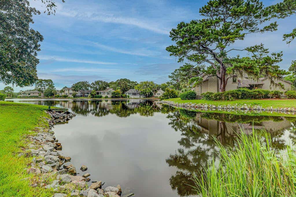 Peaceful villa with large deck and lagoon views, close to Harbour Town
