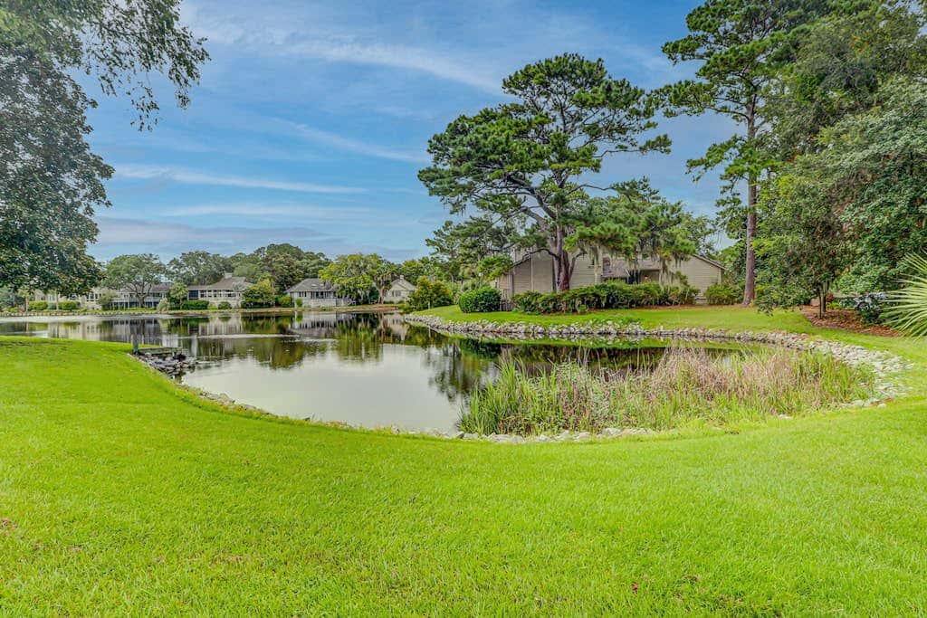 Peaceful villa with large deck and lagoon views, close to Harbour Town