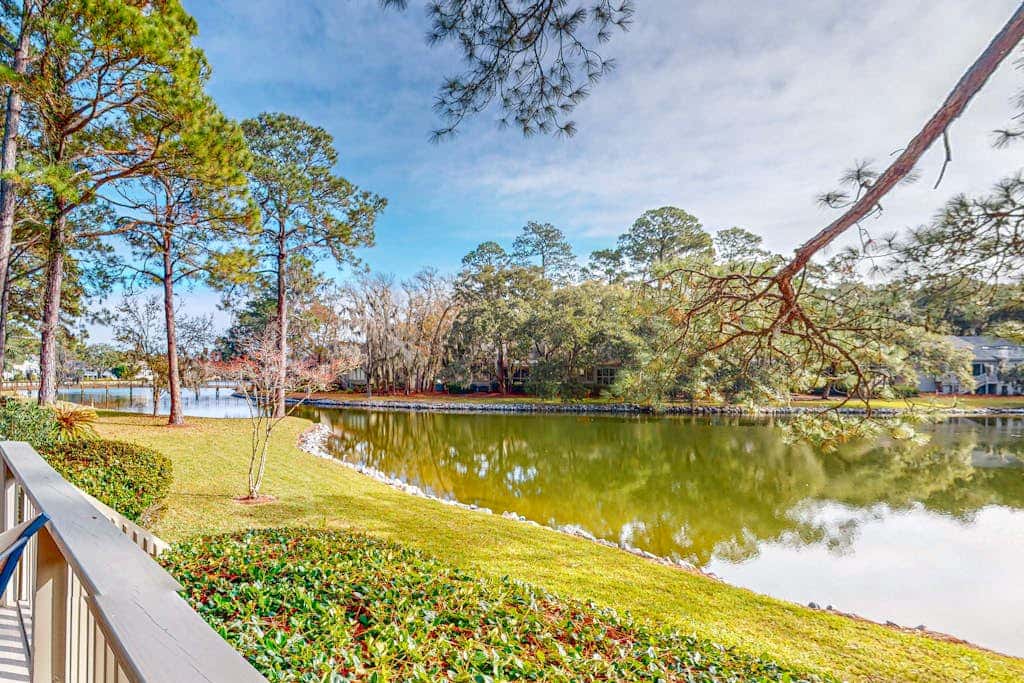 Peaceful villa with large deck and lagoon views, close to Harbour Town