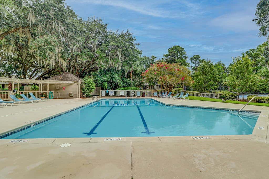 Peaceful villa with large deck and lagoon views, close to Harbour Town