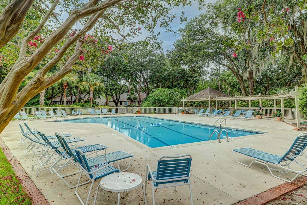 Peaceful villa with large deck and lagoon views, close to Harbour Town
