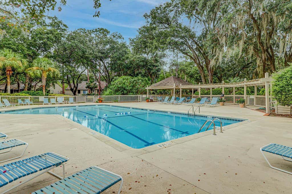 Peaceful villa with large deck and lagoon views, close to Harbour Town
