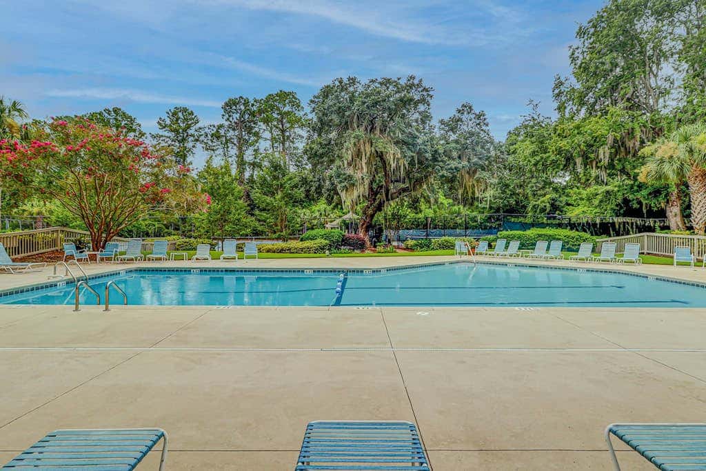 Peaceful villa with large deck and lagoon views, close to Harbour Town