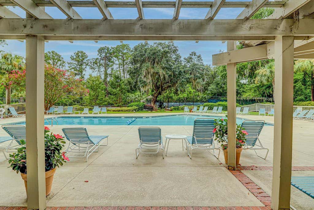 Peaceful villa with large deck and lagoon views, close to Harbour Town