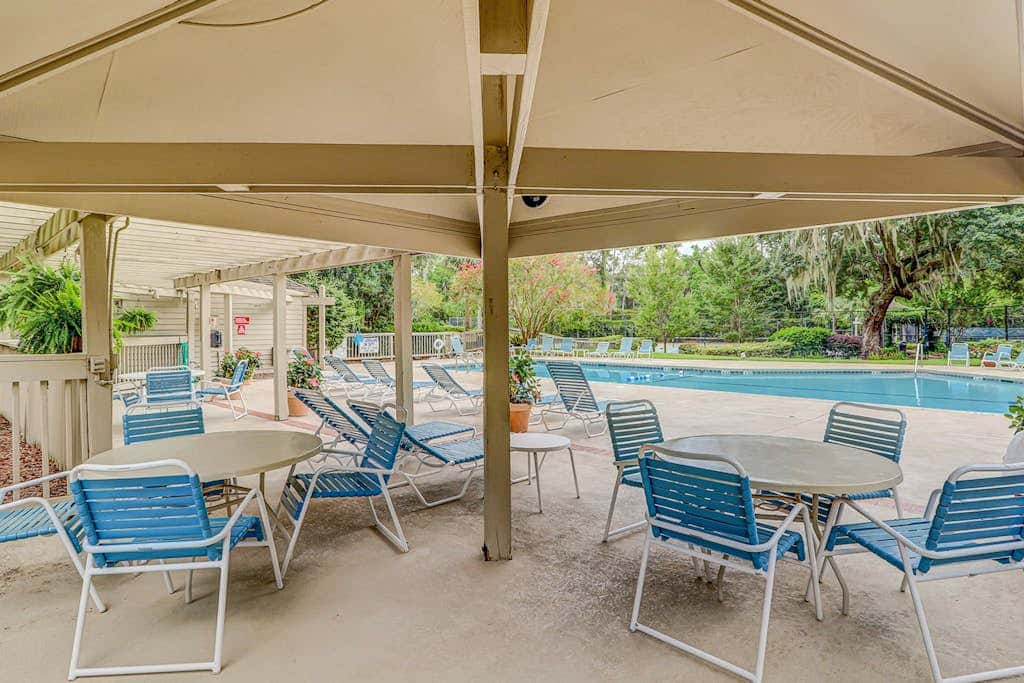 Peaceful villa with large deck and lagoon views, close to Harbour Town