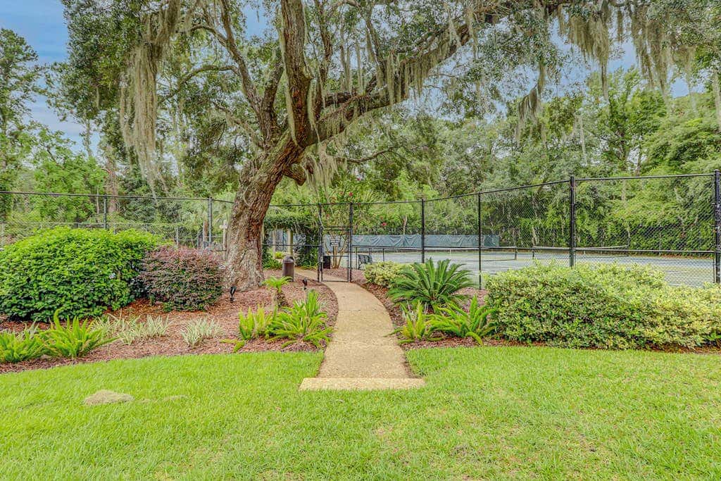 Peaceful villa with large deck and lagoon views, close to Harbour Town