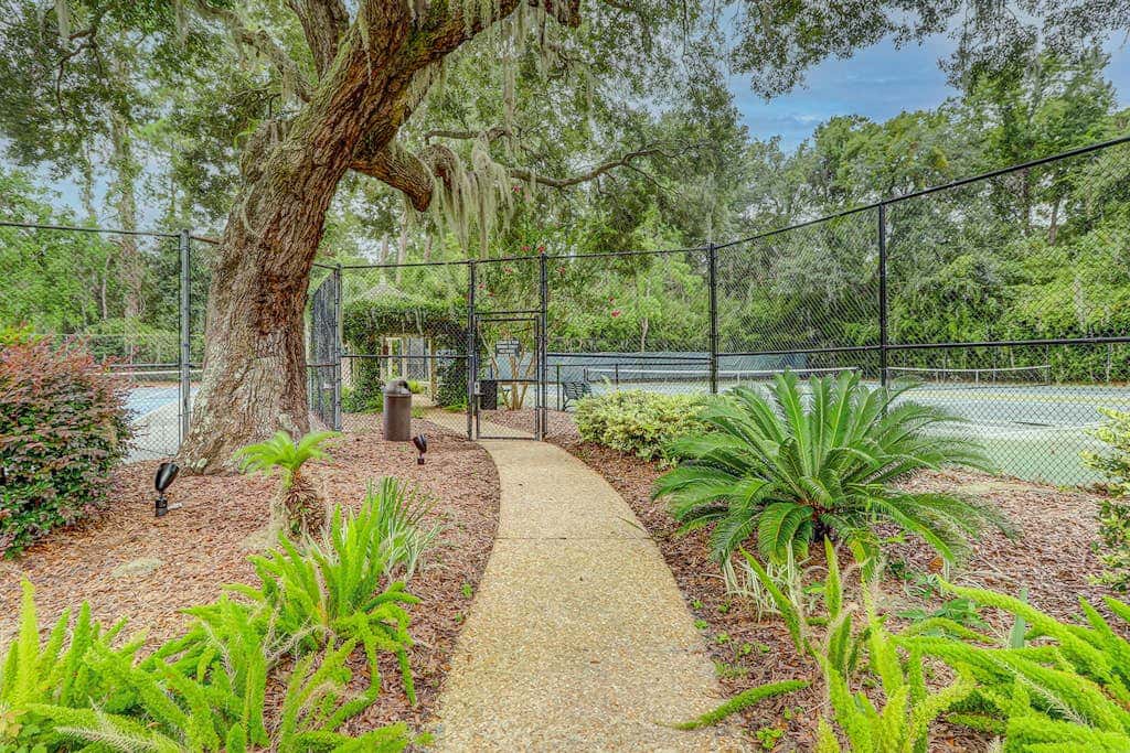 Peaceful villa with large deck and lagoon views, close to Harbour Town