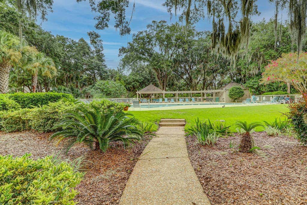 Peaceful villa with large deck and lagoon views, close to Harbour Town