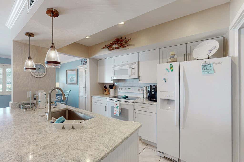Palmetto Dunes condo with shared pool, private WD and beach access