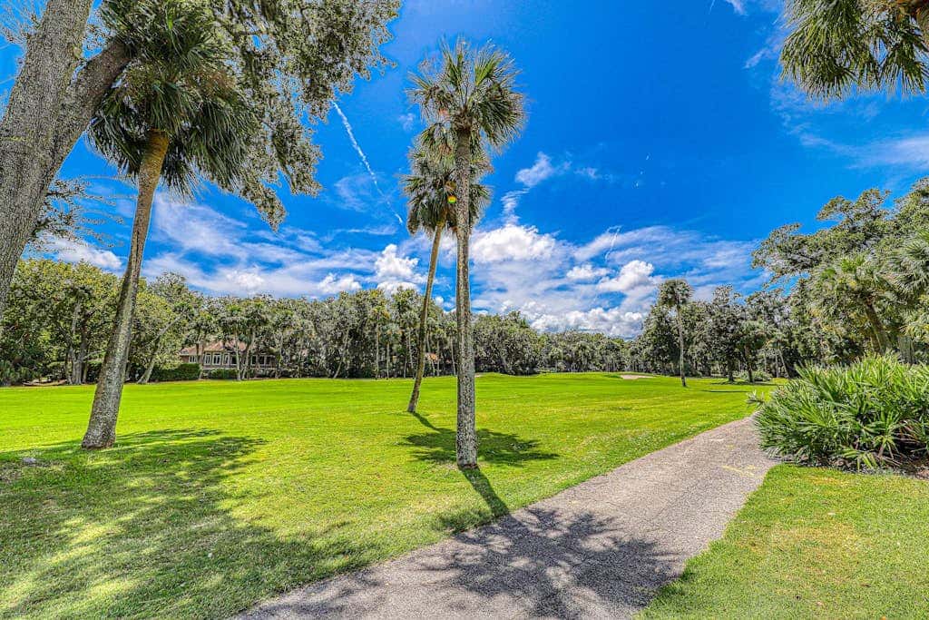 Palmetto Dunes condo with shared pool, private WD and beach access