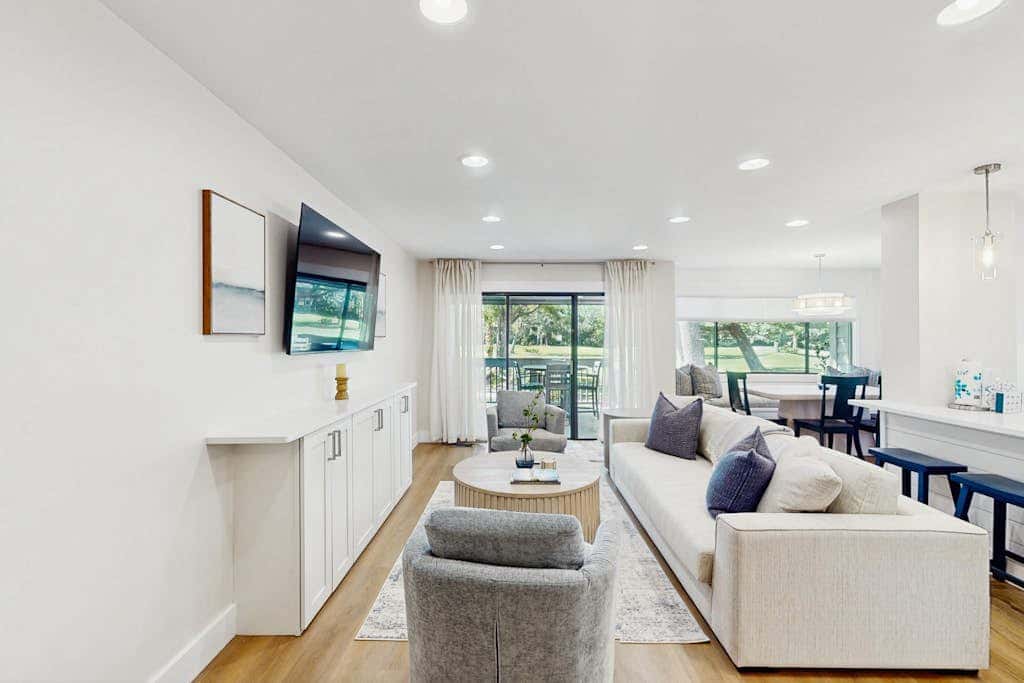 George Fazio Golf Course front condo with beach access & on site pool and tennis