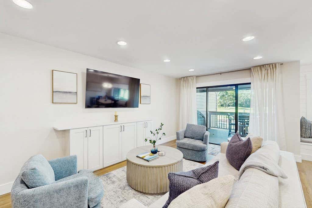George Fazio Golf Course front condo with beach access & on site pool and tennis