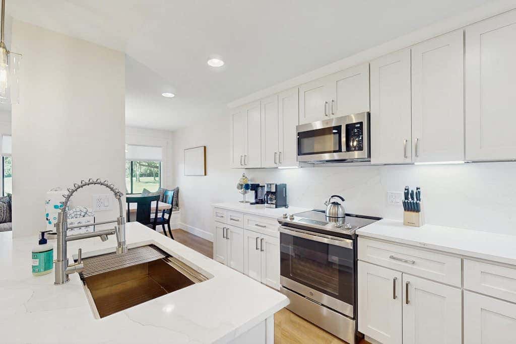 George Fazio Golf Course front condo with beach access & on site pool and tennis