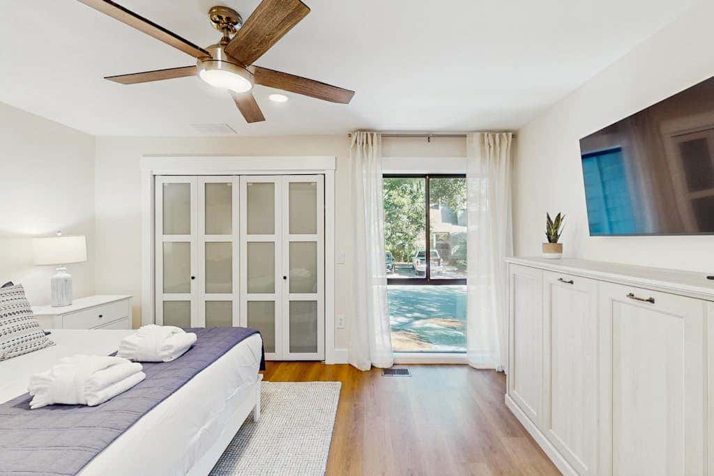 George Fazio Golf Course front condo with beach access & on site pool and tennis
