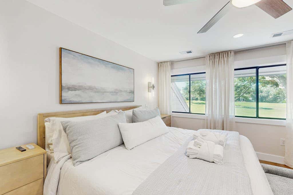 George Fazio Golf Course front condo with beach access & on site pool and tennis