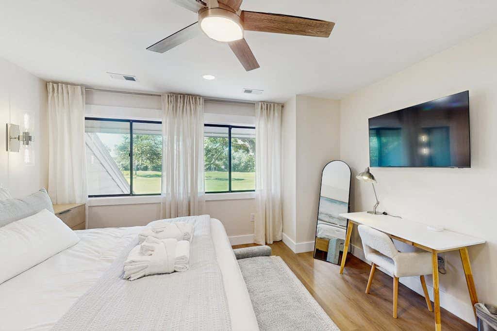 George Fazio Golf Course front condo with beach access & on site pool and tennis