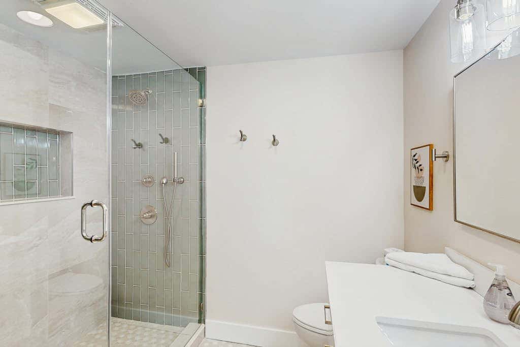 George Fazio Golf Course front condo with beach access & on site pool and tennis