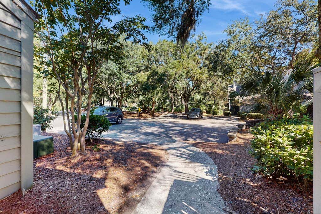 George Fazio Golf Course front condo with beach access & on site pool and tennis