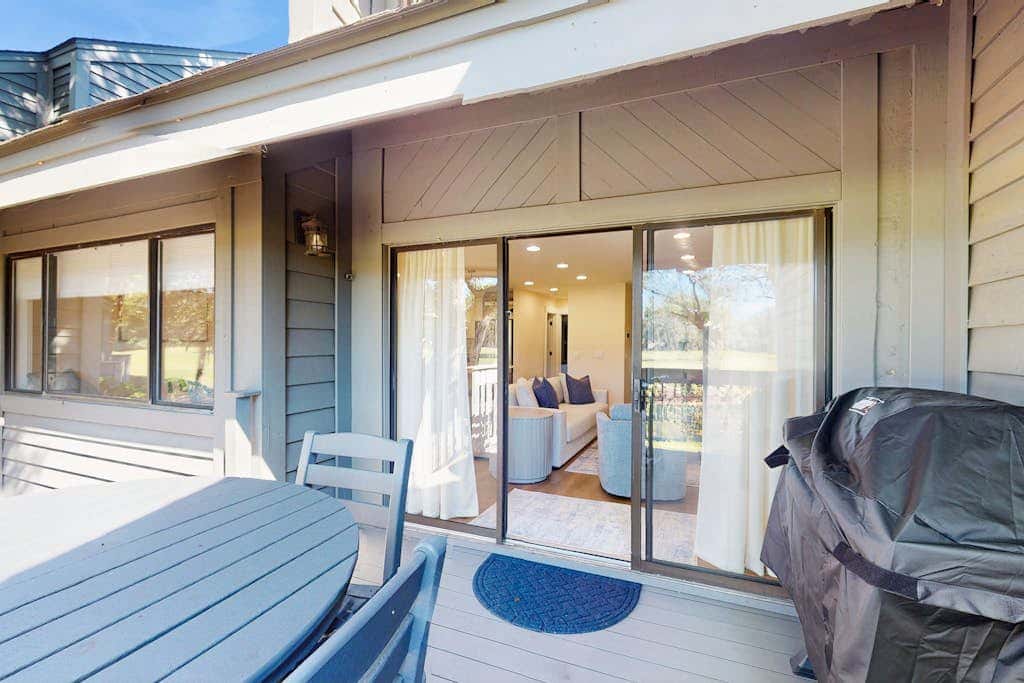 George Fazio Golf Course front condo with beach access & on site pool and tennis