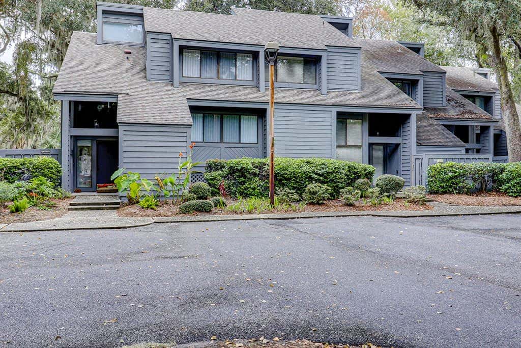 George Fazio Golf Course front condo with beach access & on site pool and tennis