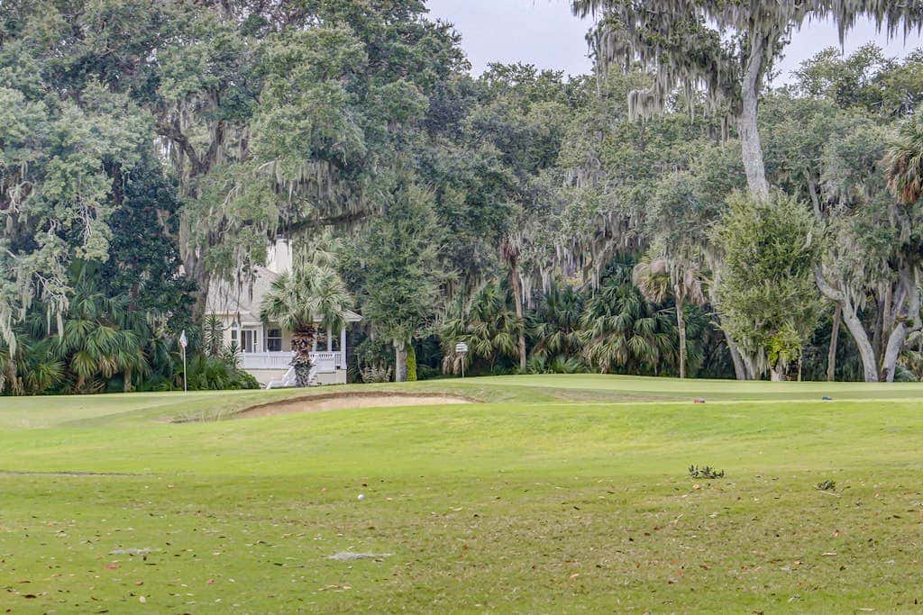 George Fazio Golf Course front condo with beach access & on site pool and tennis