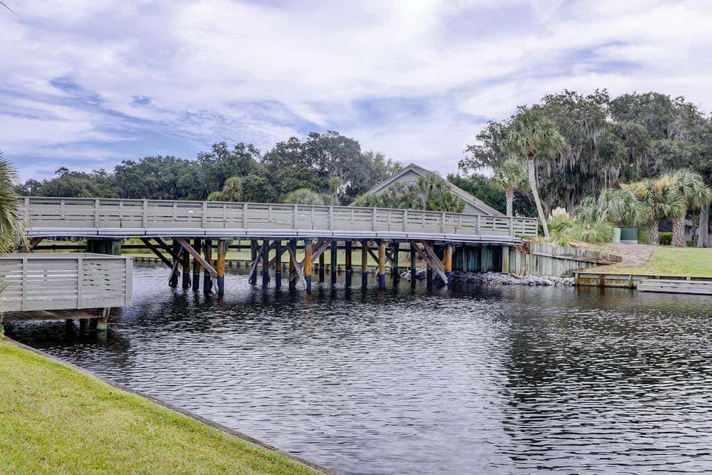 George Fazio Golf Course front condo with beach access & on site pool and tennis