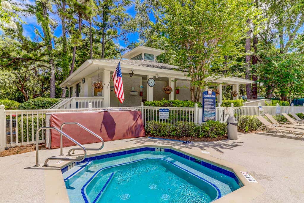 Adorable 1st Floor Condo On site pool, tennis, pickle ball, near beach