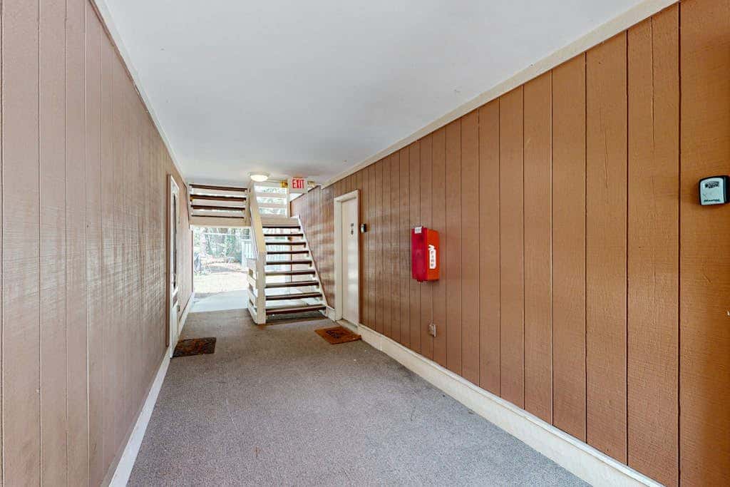 Adorable 1st Floor Condo On site pool, tennis, pickle ball, near beach