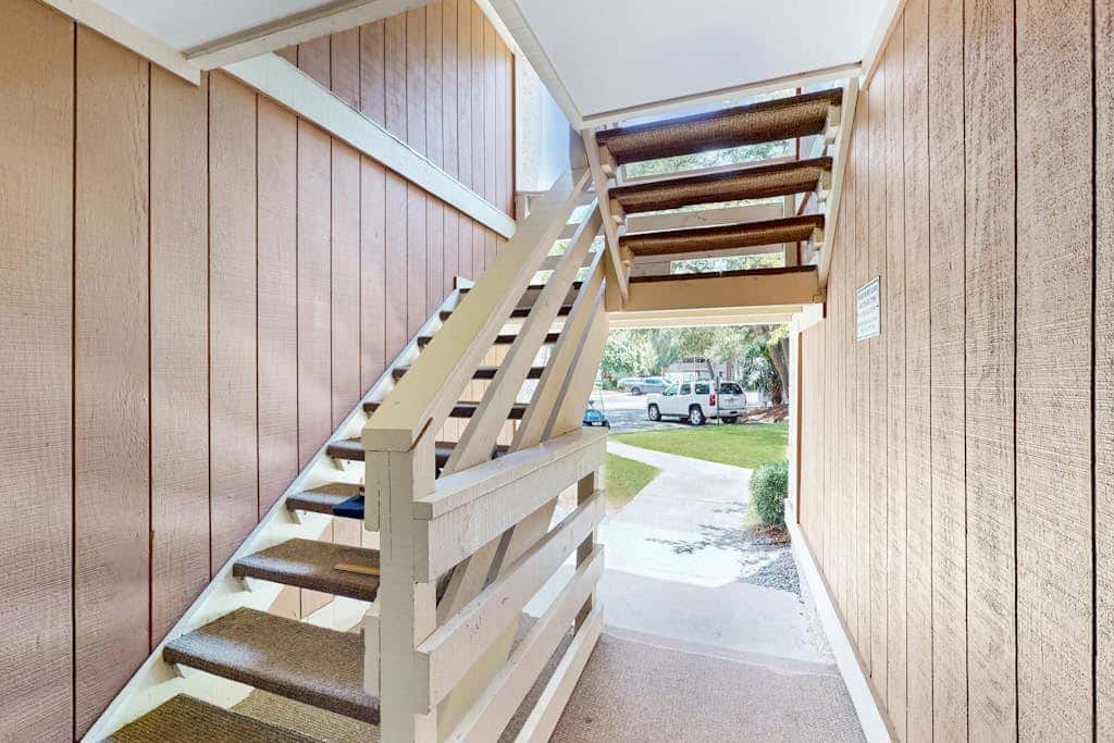 Adorable 1st Floor Condo On site pool, tennis, pickle ball, near beach