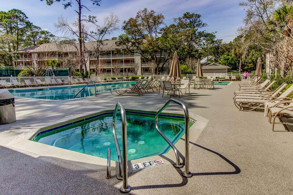 Adorable 1st Floor Condo On site pool, tennis, pickle ball, near beach