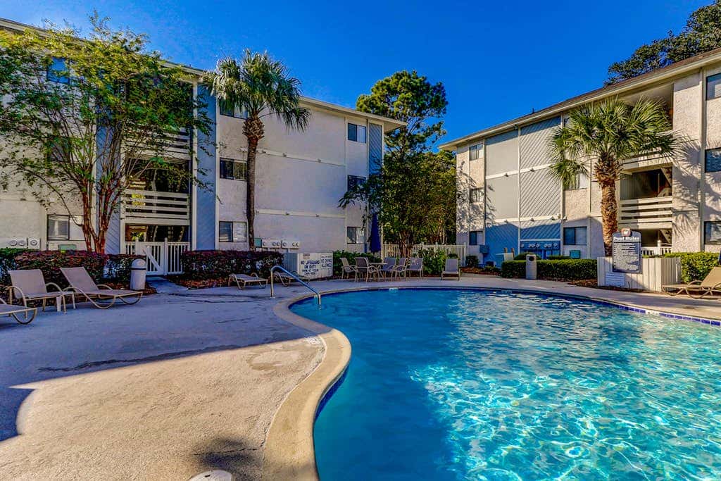 Adorable 1st Floor Condo On site pool, tennis, pickle ball, near beach