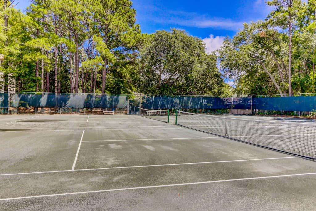 Adorable 1st Floor Condo On site pool, tennis, pickle ball, near beach