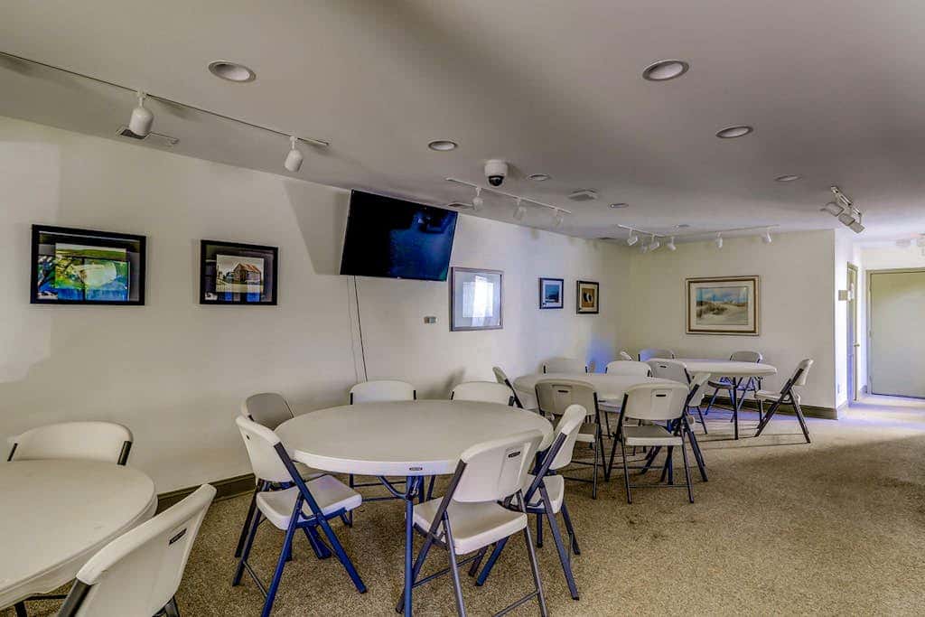 Adorable 1st Floor Condo On site pool, tennis, pickle ball, near beach