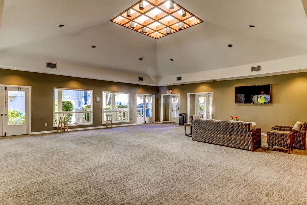 Adorable 1st Floor Condo On site pool, tennis, pickle ball, near beach
