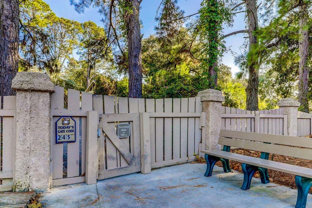 Adorable 1st Floor Condo On site pool, tennis, pickle ball, near beach