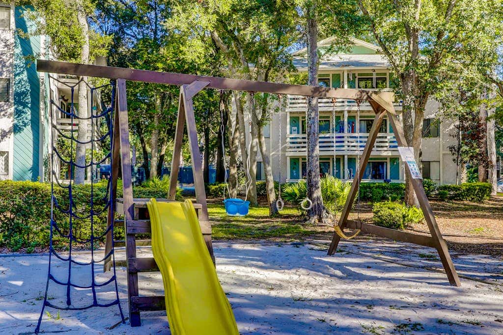 Adorable 1st Floor Condo On site pool, tennis, pickle ball, near beach