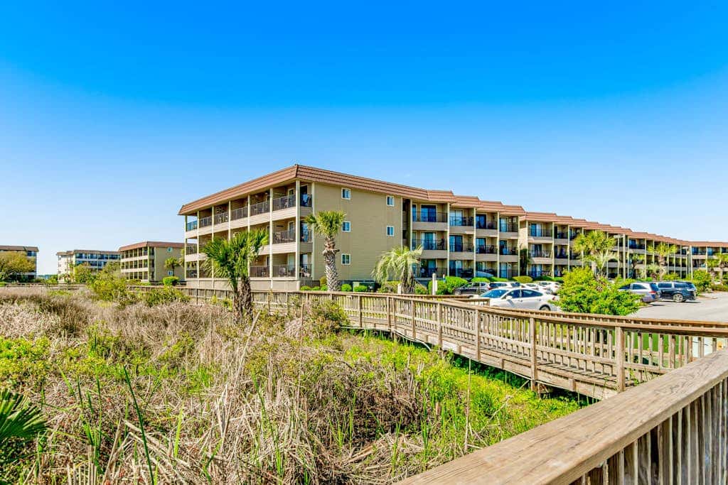 Adorable 1st Floor Condo On site pool, tennis, pickle ball, near beach