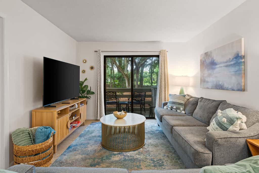 Adorable 1st Floor Condo On site pool, tennis, pickle ball, near beach