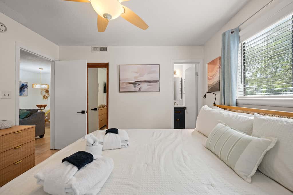 Adorable 1st Floor Condo On site pool, tennis, pickle ball, near beach