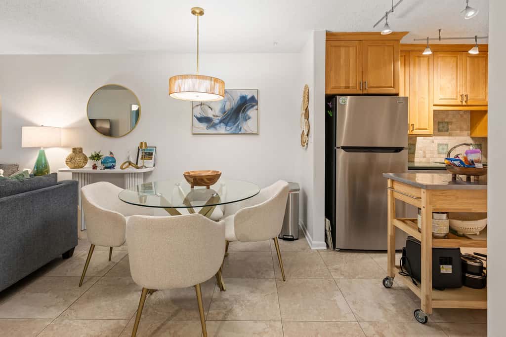 Adorable 1st Floor Condo On site pool, tennis, pickle ball, near beach