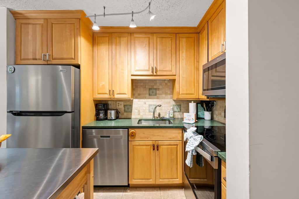 Adorable 1st Floor Condo On site pool, tennis, pickle ball, near beach
