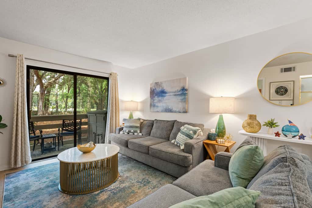 Adorable 1st Floor Condo On site pool, tennis, pickle ball, near beach