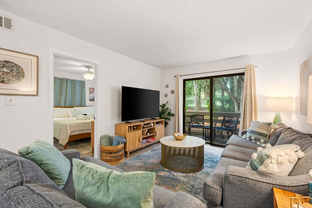 Adorable 1st Floor Condo On site pool, tennis, pickle ball, near beach
