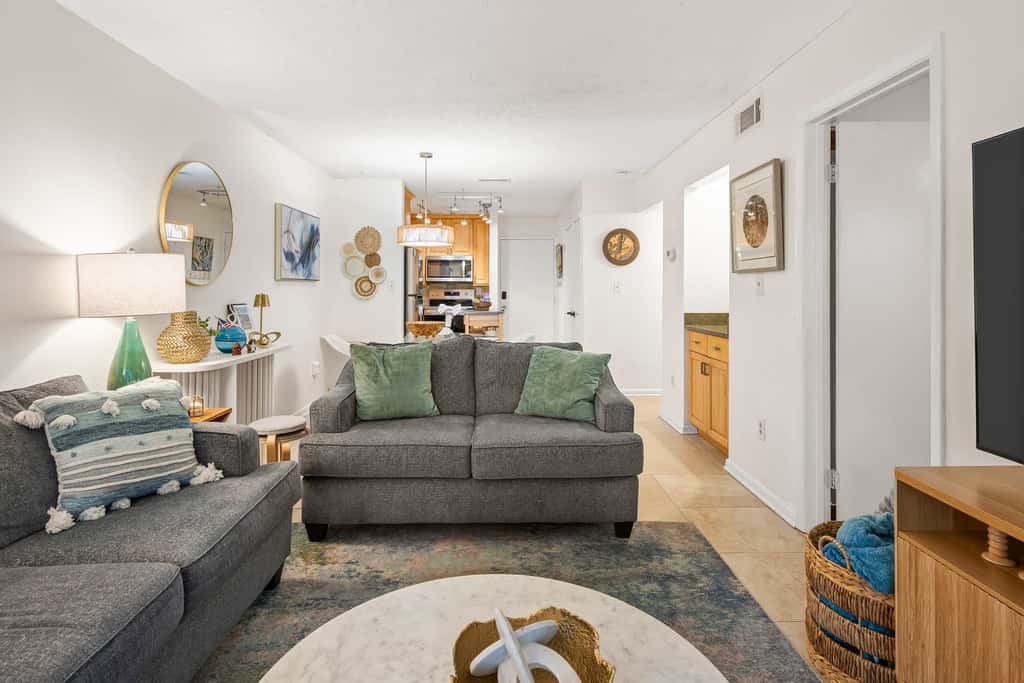 Adorable 1st Floor Condo On site pool, tennis, pickle ball, near beach
