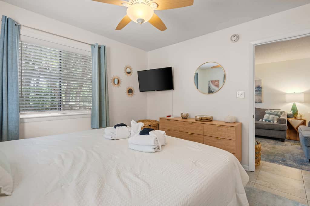 Adorable 1st Floor Condo On site pool, tennis, pickle ball, near beach